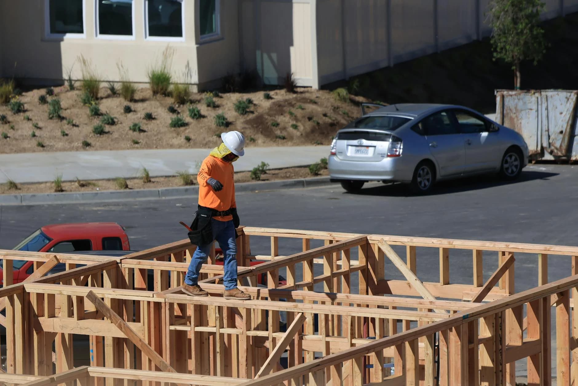 Construction professional pathways to New Zealand — trades, management, and licensing